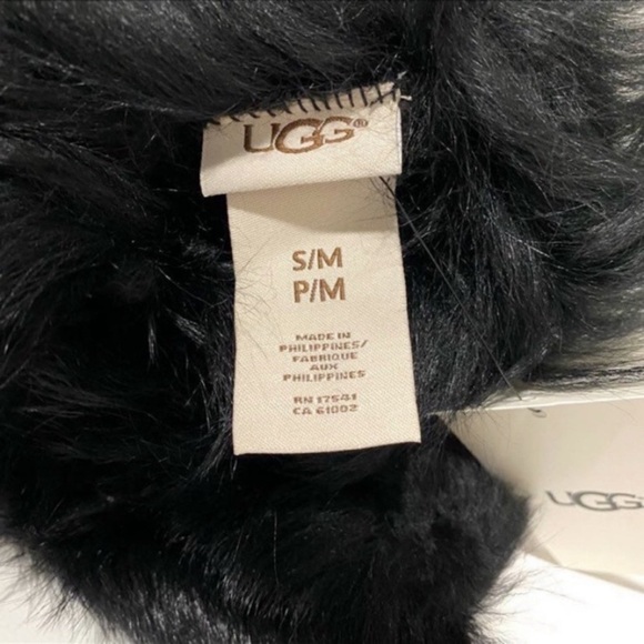 UGG Black Quilted Shearling-Trim Touchscreen Mittens NWT - Picture 12 of 15